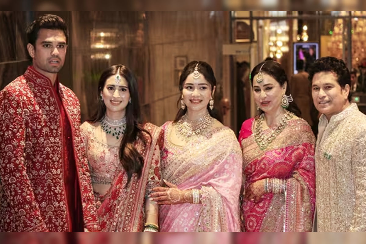 লেহেঙ্গা নয়, শাড়িতেই অনন্যা দুই পরিবারের মহিলারা, ভারতীয় ঐতিহ্যের ছোঁয়া শচীন-অর্জুনের সাজেও