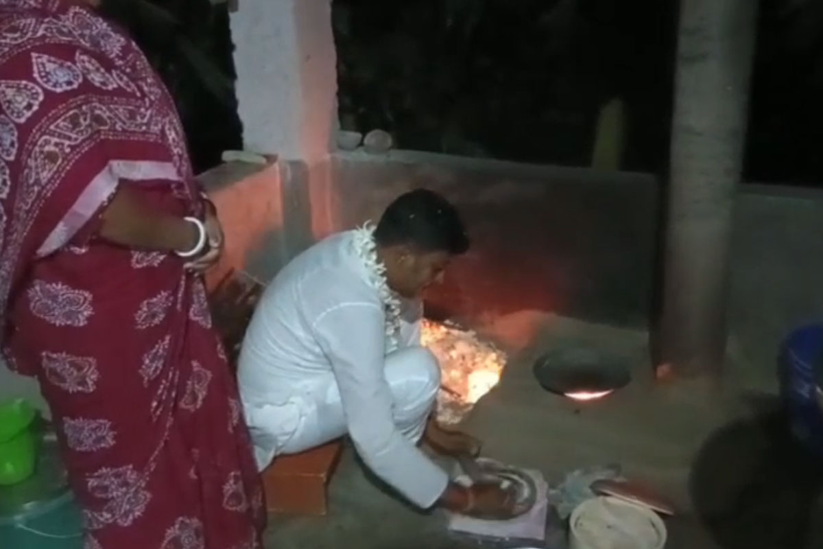 West Bengal Assembly Election,  TMC candidate from Pursura rolls bread at the behest of a householder