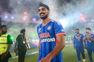‘ওকে ভালো করে খেতে দাও, ও খুব দুর্বল…’, কাকে এ কথা বললেন অর্শদীপ? ভাইরাল ভিডিও