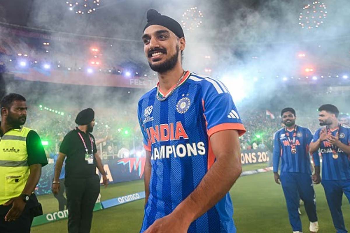 ‘ওকে ভালো করে খেতে দাও, ও খুব দুর্বল…’, কাকে এ কথা বললেন অর্শদীপ? ভাইরাল ভিডিও