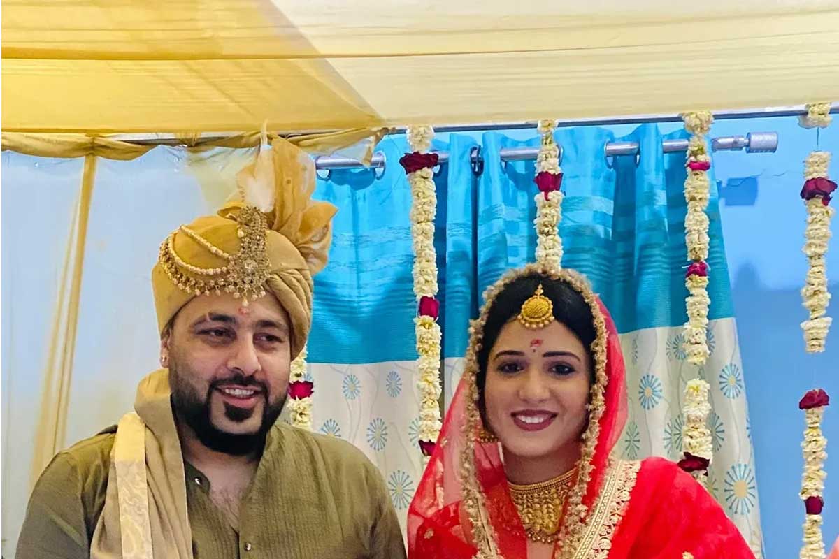 গান বিতর্ককে বুড়ো আঙুল দেখিয়ে গোপনে বিয়ে! দ্বিতীয় স্ত্রীর সঙ্গে বরবেশে ভাইরাল বাদশার ছবি