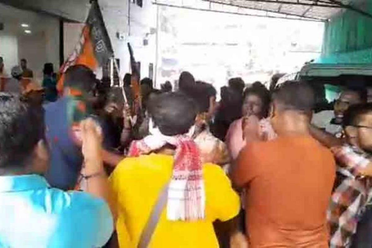 প্রার্থী-অসন্তোষে জেরবার গেরুয়া শিবির, সল্টলেকের পার্টি অফিসে তুমুল বিক্ষোভ