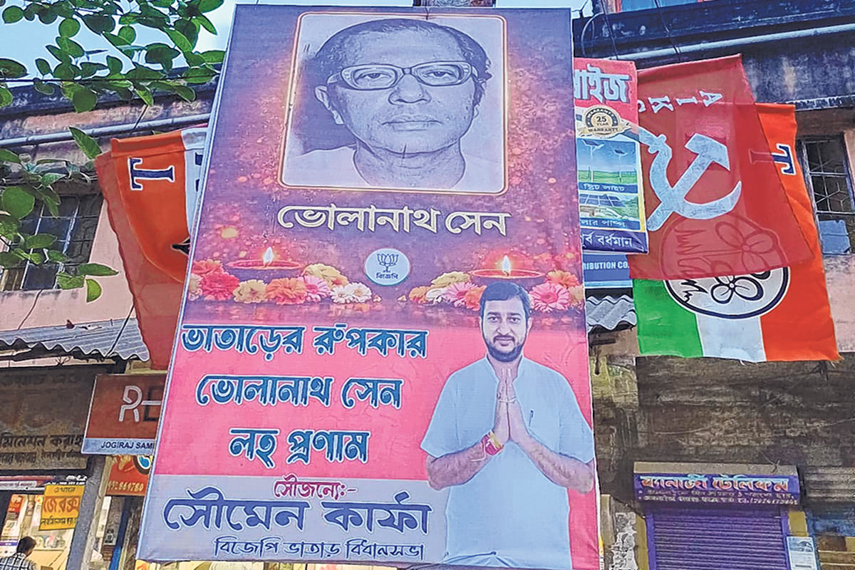 প্রয়াত কংগ্রেস মন্ত্রীর ছবি দিয়ে ভাতারে প্রচার বিজেপি প্রার্থীর! বিতর্ক দলের মধ্যেই