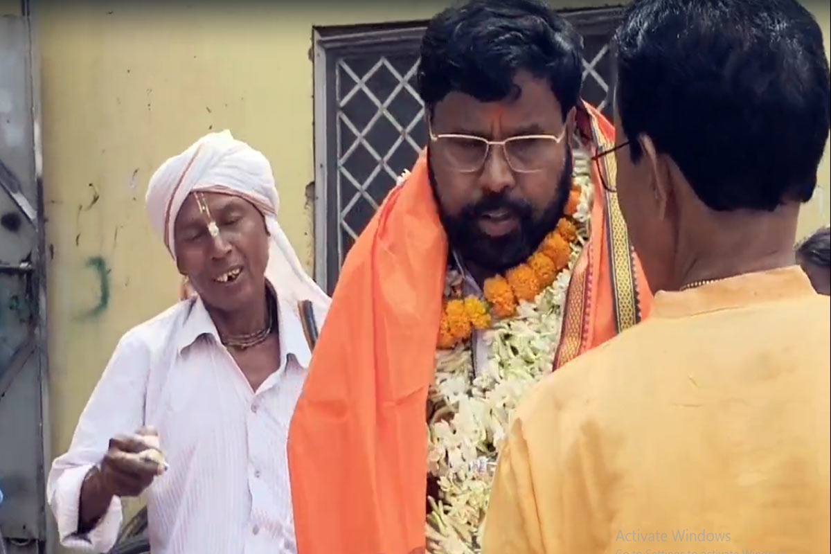 প্রচারে বেরিয়ে টাকা বিলি! বিজেপি প্রার্থী লক্ষ্মণের বিরুদ্ধে বিধিভঙ্গের অভিযোগে সরব তৃণমূল