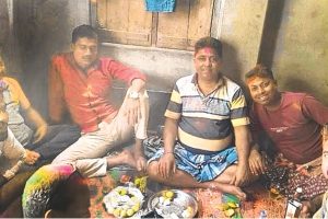 দোলে রং মেখে মদের আসরে নন্দীগ্রামের পদ্ম-প্রধান! কটাক্ষ তৃণমূলের