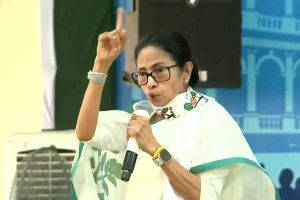 ‘অফিসারদের সরিয়ে দাঙ্গা করিয়েছে’, রঘুনাথগঞ্জে দুই গোষ্ঠীর সংঘর্ষে বিজেপি-কমিশনকে তোপ মমতার
