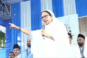 ‘অধিকার কেড়ে নিতে দেব না’, রেড রোডে ইদের অনুষ্ঠান থেকে বিজেপি-কমিশনকে হুঁশিয়ারি মমতার