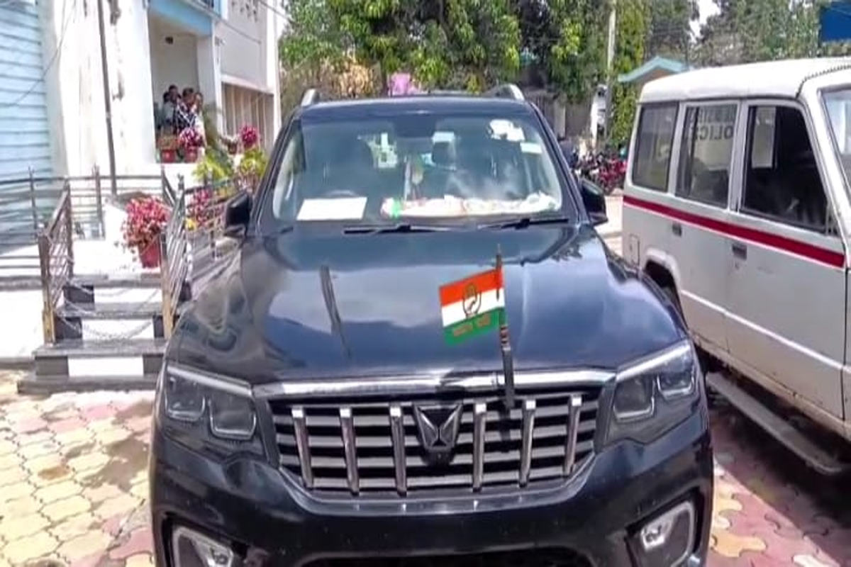 নাকা তল্লাশির সময় প্রাক্তন বিধায়কের গাড়িতে মিলল আগ্নেয়াস্ত্র, ভোটের আগে উত্তপ্ত মালদহ