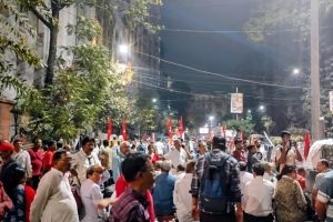 ‘মনোজ আগরওয়ালের দেখা না পেলে নড়ব না,’ রাতভর ধর্নার পরও অনড় মীনাক্ষী-সহ বাম নেতৃত্ব