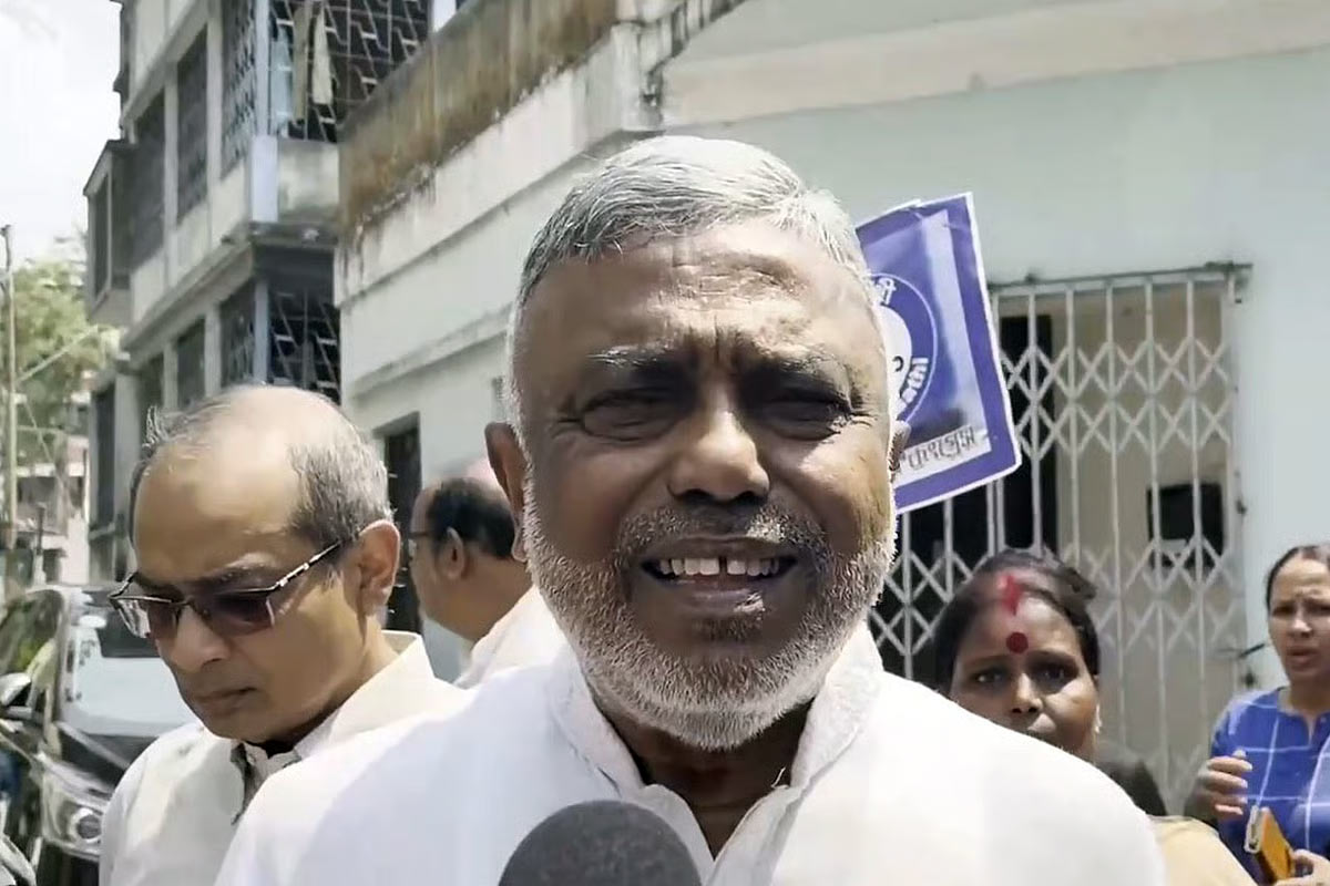 ভোট বাংলায় ফের সক্রিয় ইডি, জমি দখল মামলায় তলব দেবাশিস কুমারকে