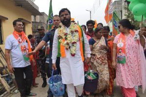ভোটের বালাই, প্রচারে রাস্তা থেকে বৃদ্ধার বাড়িতে ২ বালতি জল টানলেন বিজেপি প্রার্থী!