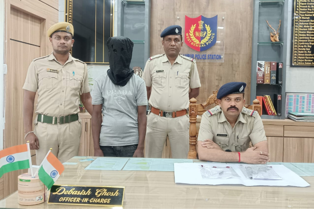 ডোমকলে কোমরে পিস্তল গুঁজে ঘোরাঘুরি! ভোটের আগে ফের উদ্ধার আগ্নেয়াস্ত্র