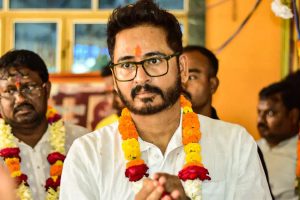 বিয়ে বিতর্কে হাতছাড়া খড়্গপুর! শেষবেলায় টিকিট পেয়ে কঠিন লড়াইয়ে হিরণ