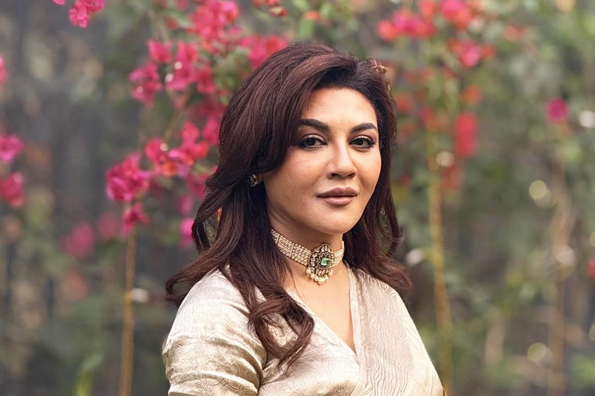 দুবাইয়ে আটকে ভাই, মনখারাপ হলেও আত্মীয়স্বজনদের নিয়ে ঢাকায় ইদ উদযাপন জয়া আহসানের