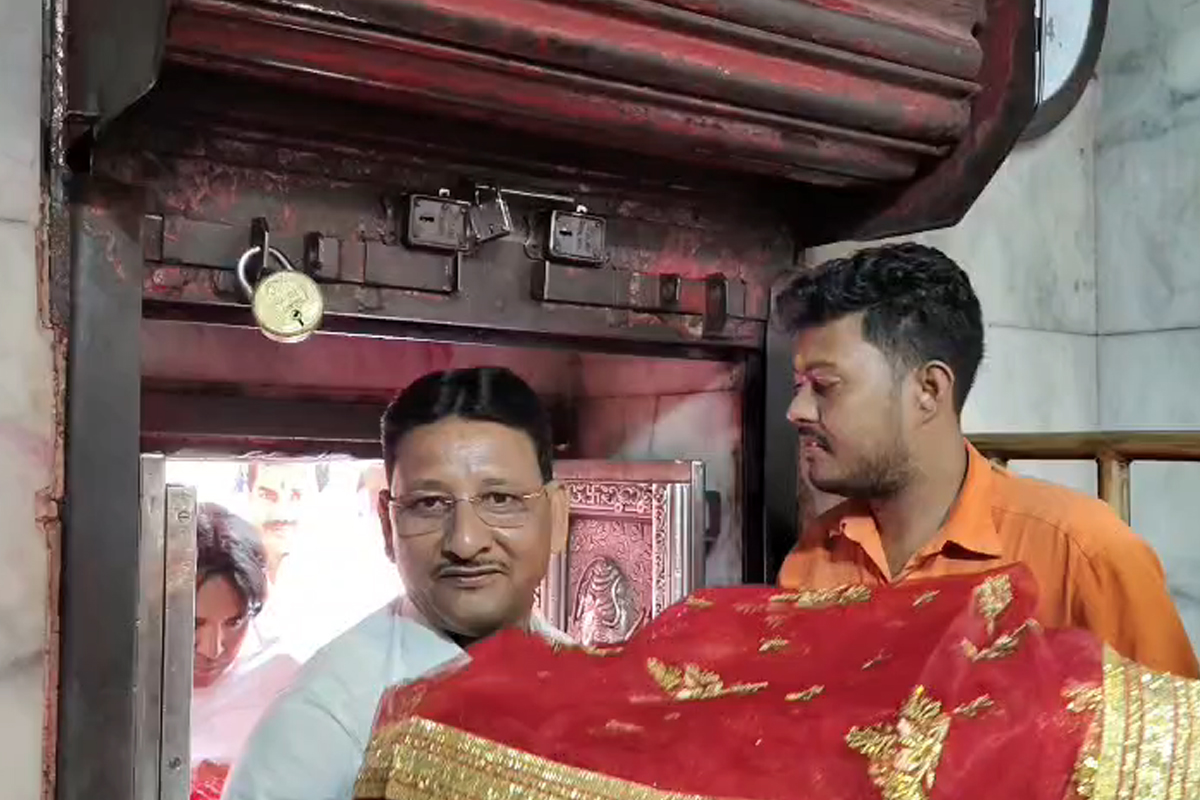 ভোটের আগে সম্প্রীতি ও ঐক্যের বার্তা, ডালা হাতে, মন্ত্র উচ্চারণে তারাপীঠে পুজো দিলেন কাজল শেখ