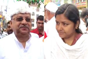 নাম না করে মীনাক্ষীকে পরিযায়ী বলে কটাক্ষ! ইদের উৎসবে উত্তরপাড়ায় ছেলে শীর্ষণ্যকে নিয়ে কল্যাণ