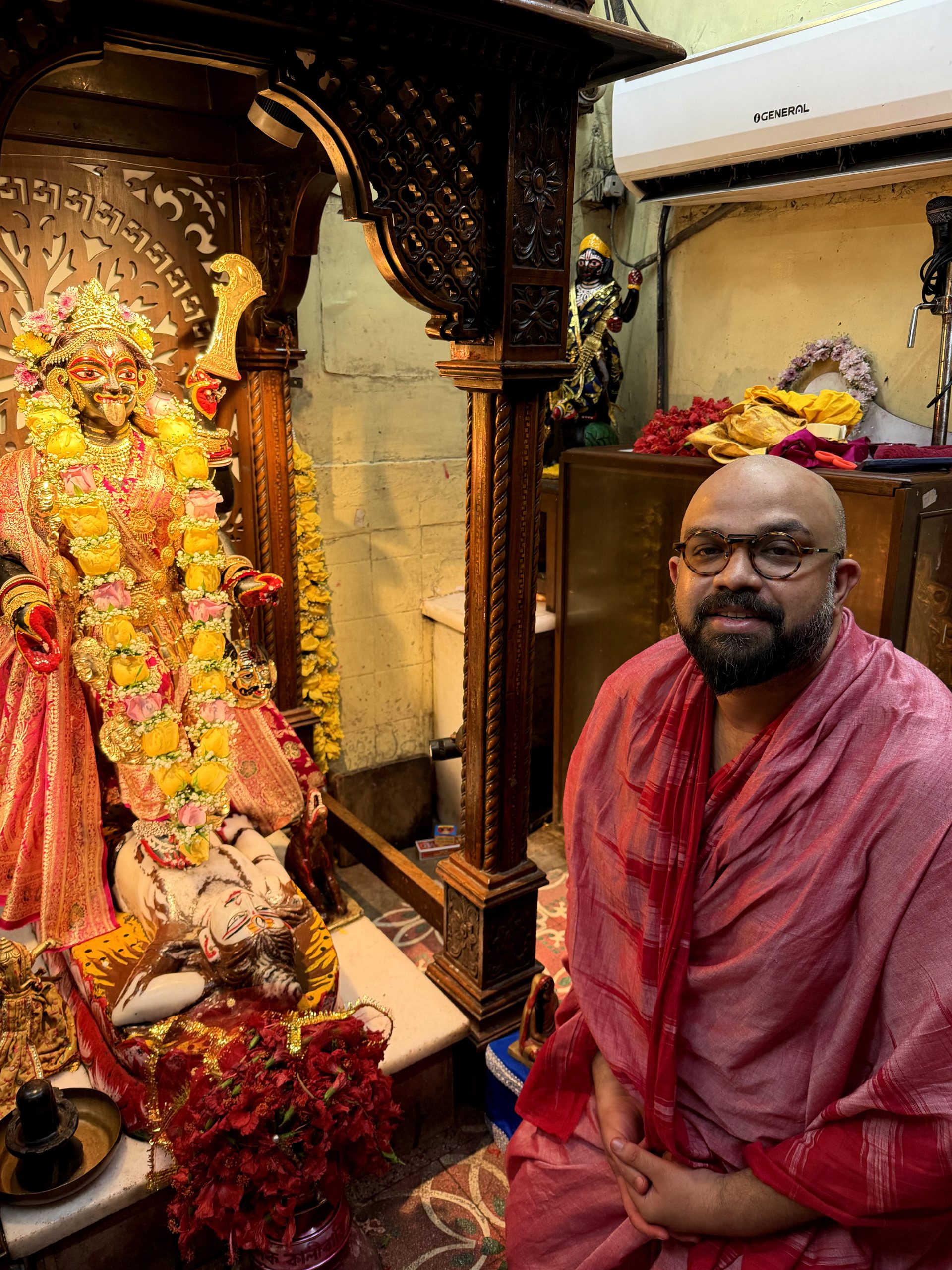 Abhishek Roy adorns Maa Karunamoyee at Lake Kalibari