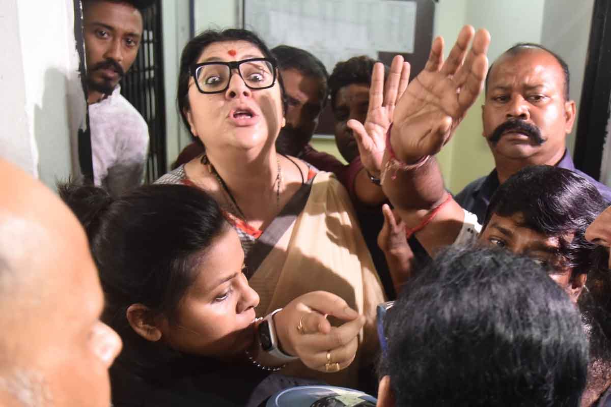 বেলেঘাটার বিজেপির প্রার্থীর বিরুদ্ধে পার্টি অফিসে বিক্ষোভ, পালটা কর্মী-সমর্থকদের ‘শাসানি’ লকেটের