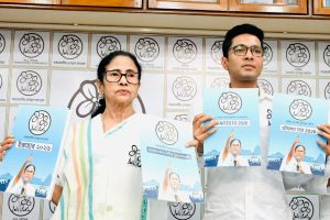তৃণমূলের ইস্তেহারে দশ ‘প্রতিজ্ঞা’, তৈরি হবে ৭টি নতুন জেলা, ১০ লাখ কর্মসংস্থানের আশ্বাস মমতার