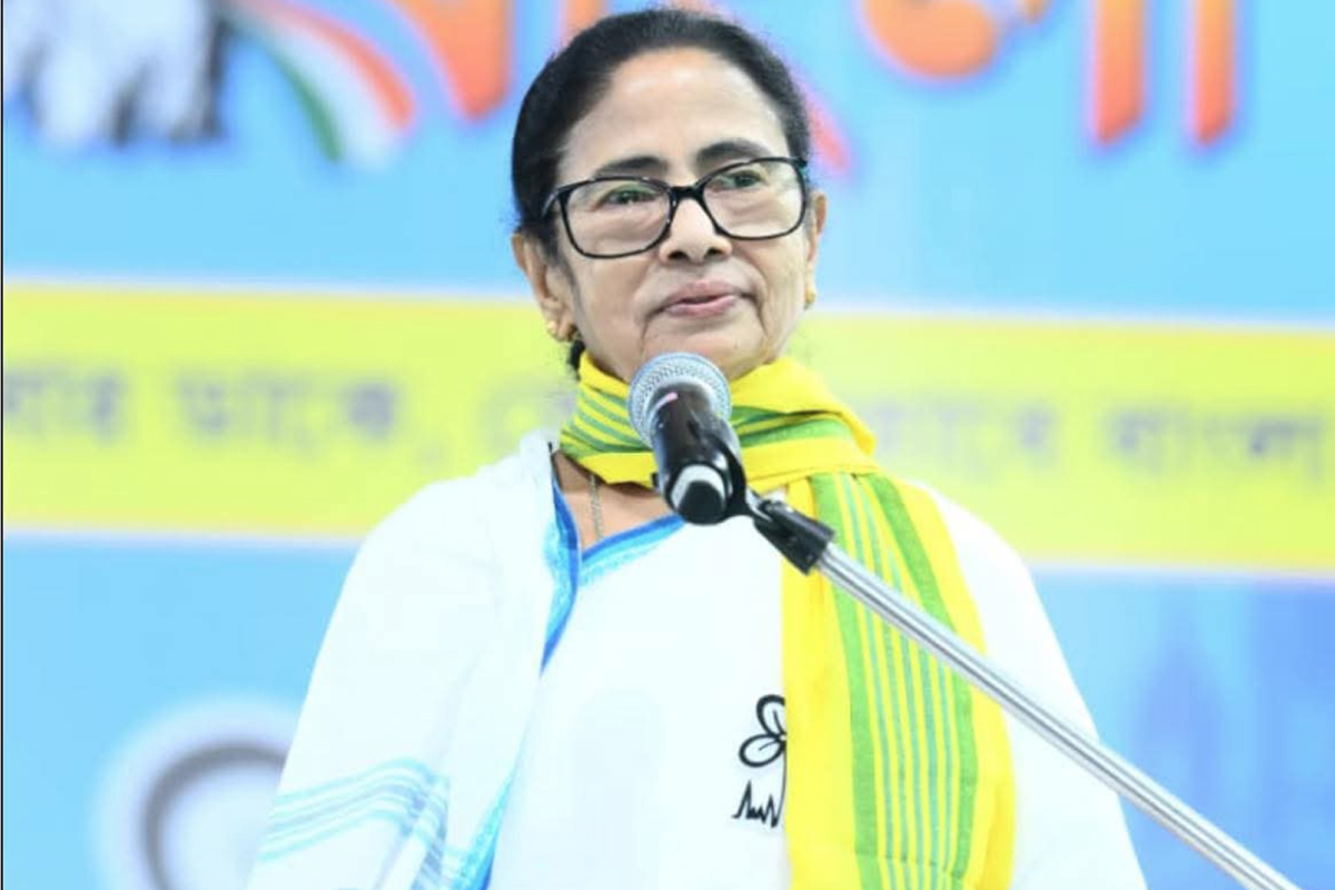 ‘সব কেড়ে নিয়েছে, আমার কাছে শুধু মানুষ আছে’, বিজেপি-কমিশনকে তোপ মমতার