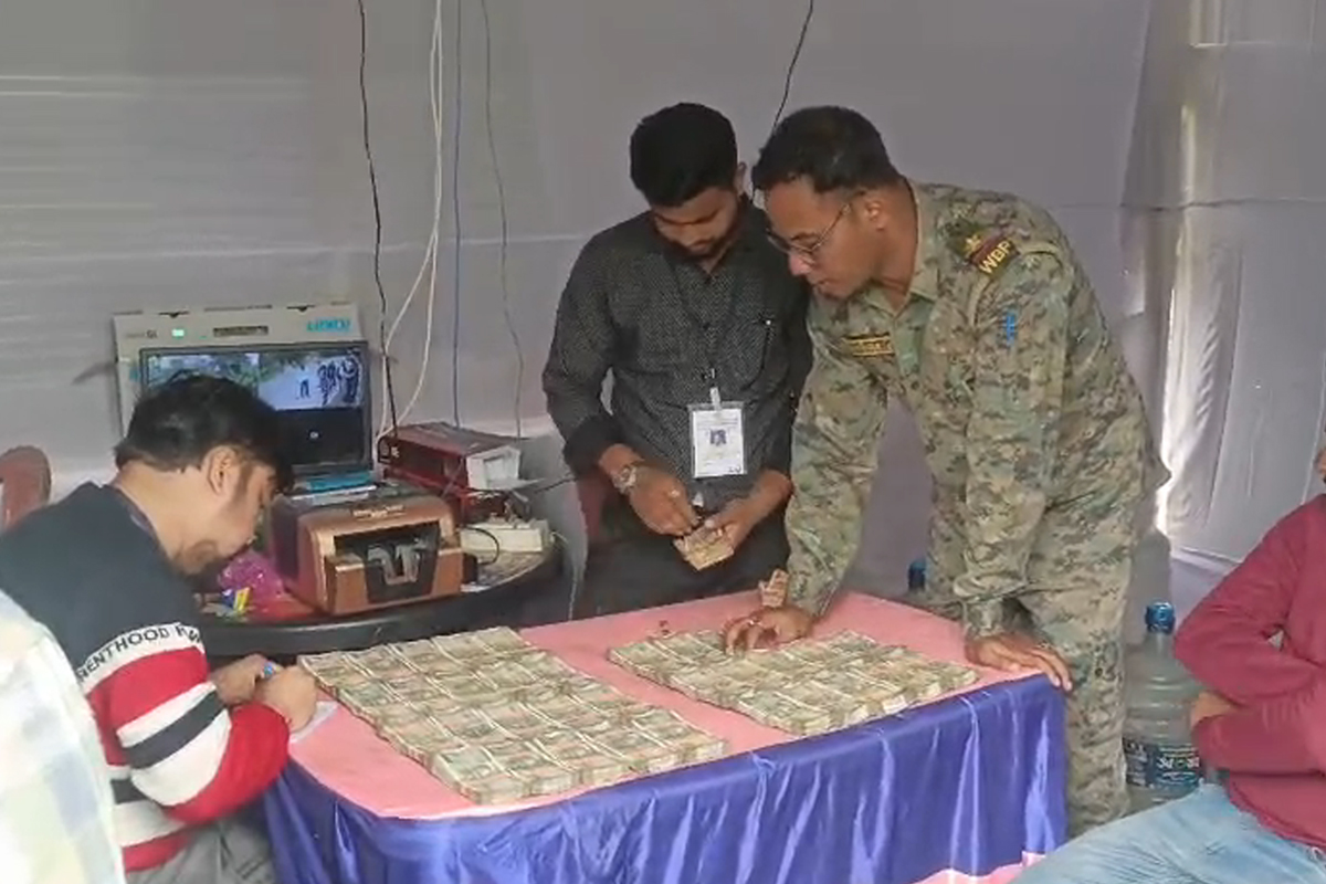 ভোটের মুখে টাকা বিলনোর ছক! শীতলকুচিতে গাড়ি থেকে উদ্ধার বান্ডিল বান্ডিল নোট, আটক ১