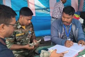ভোটের আগে টাকার খেলা! অসম সীমানায় ৩ গাড়ি থেকে উদ্ধার নোটের পাহাড়, আটক ভিনরাজ্যের বাসিন্দা-সহ ৩