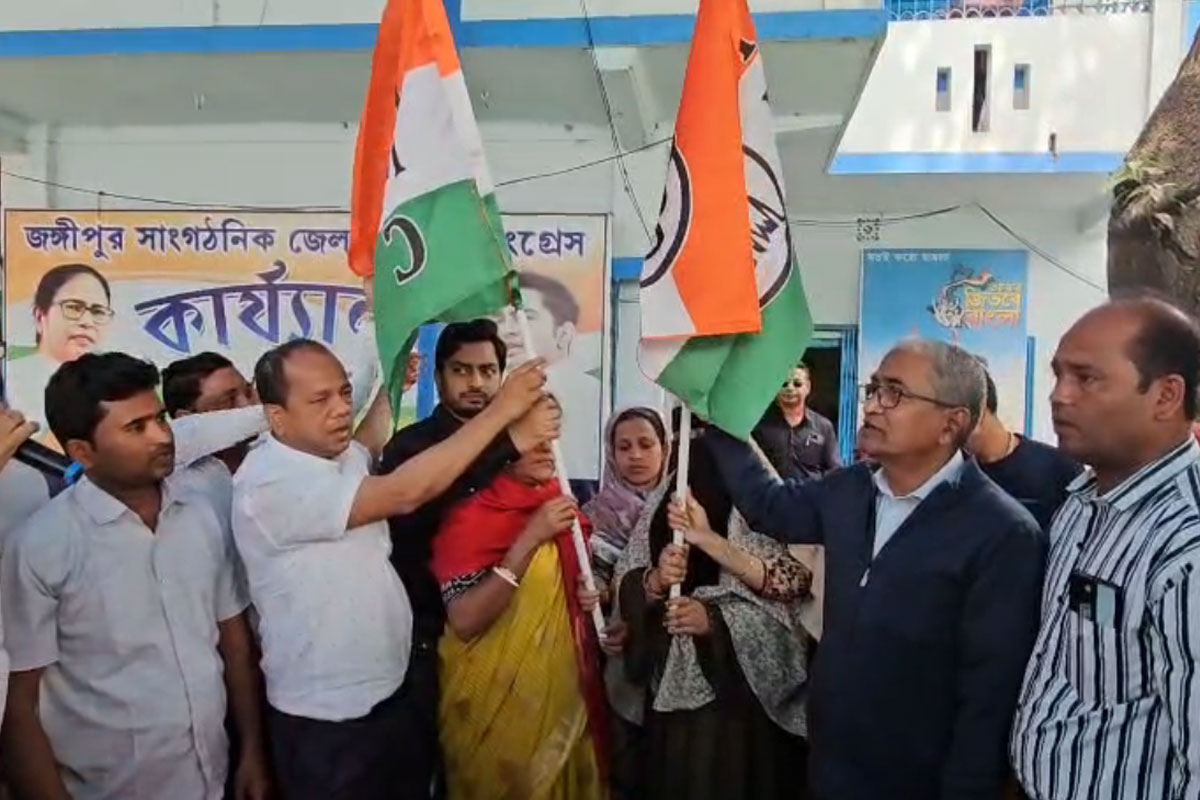 ভোটের আগে হাত থেকে তৃণমূলে ৫ সদস্য, লালগোলায় পঞ্চায়েত সমিতি হাতছাড়া বাম-কংগ্রেসের!