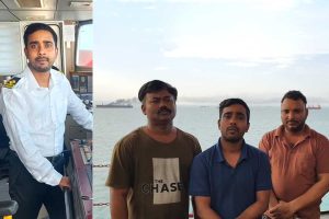 পিছনের জাহাজেই মিসাইল হানা! হরমুজে আটকে গাইঘাটার নাবিক গৌতম, উৎকণ্ঠায় পরিবার