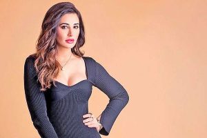 ‘দু’চোখের পাতা এক করতে পারিনি’, দুবাইয়ে আটকে পড়ে উদ্বেগে অভিনেত্রী নার্গিস