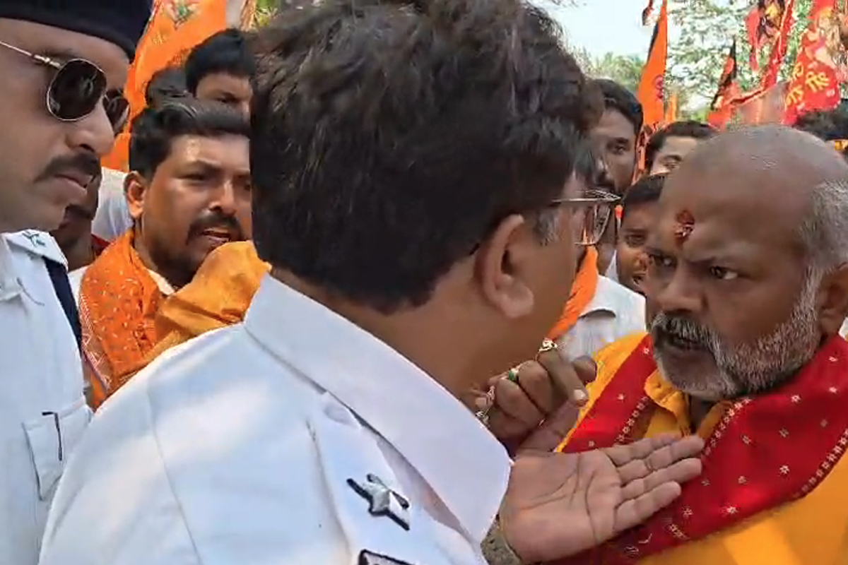 নিউটাউনে রামনবমীর শোভাযাত্রায় অস্ত্র! পুলিশের সঙ্গে তীব্র বচসা আয়োজকদের