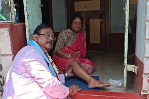 প্রচারে গিয়ে মাপলেন রক্তচাপ, লিখে দিলেন ওষুধ! ভোটের আগেই মানুষের মন জয় নির্মল মাজির