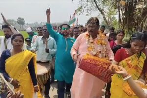 ‘আমরা পথে, ওরা রথে’, প্রচারে বিজেপিকে খোঁচা তৃণমূল প্রার্থী নির্মল মাজির, দিলেন ভেন্টিলেটর অ্যাম্বুল্যান্সের প্রতিশ্রুতি