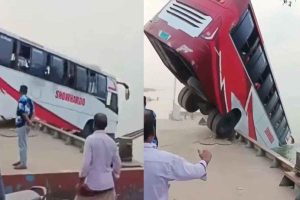 বাংলাদেশে পদ্মা নদীতে বাস পড়ে যাওয়ার ঘটনায় মৃত বেড়ে ২৩, ভাইরাল ভয়ংকর মুহূর্তের ভিডিও