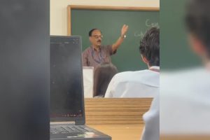 ভরা ক্লাসে মুসলিম পড়ুয়াকে ‘জঙ্গি’ বললেন অধ্যাপক! বেঙ্গালুরুর বিশ্ববিদ্যালয়ে তোলপাড়, ভিডিও ভাইরাল