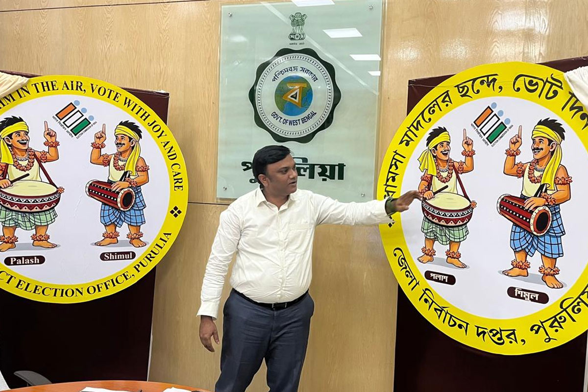 ম্যাসকট উদ্বোধন, ভোটারদের নির্ভয়ে বুথমুখী করতে পলাশ-শিমুল যমজ ভাই পুরুলিয়ার রাস্তায়