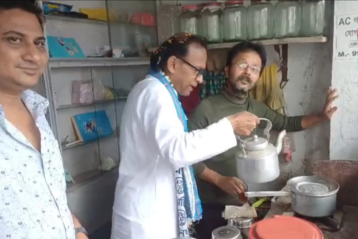 ফিকে সিপিএম-বিজেপির প্রচার! চা বিক্রেতার ভূমিকায় চমক রায়দিঘির তৃণমূল প্রার্থীর