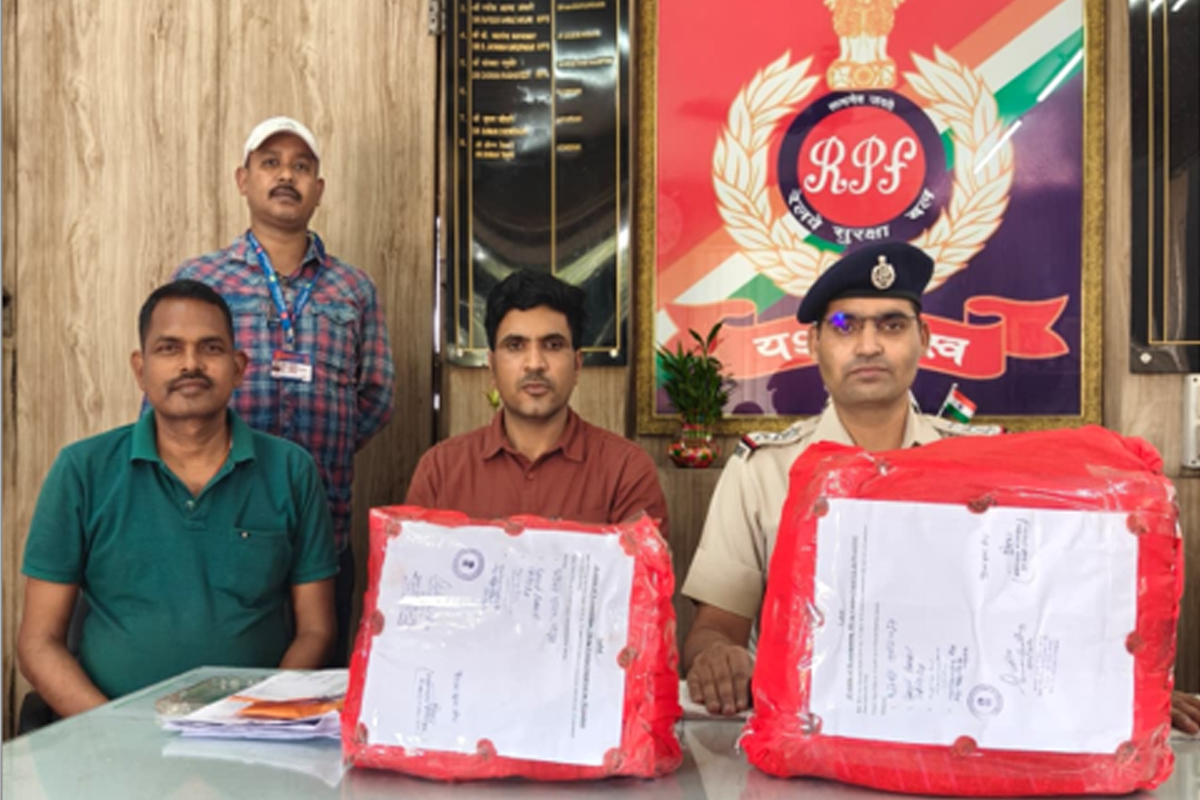 রেলপথে রাজ্যে ঢুকছে দেদার টাকা, গাঁজা! রেলরক্ষীদের অভিযানে গ্রেপ্তার ৪ পাচারকারী
