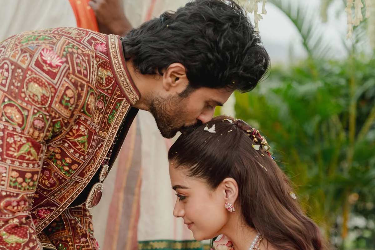 Vijay Deverakonda sleeps between his parents as Rashmika Mandanna captures the moment.