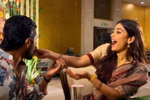 রিসেপশনের আগে ভক্তদের সঙ্গে সাক্ষাৎ, নিজের হাতে বিজয়কে খাইয়ে দিলেন রশ্মিকা
