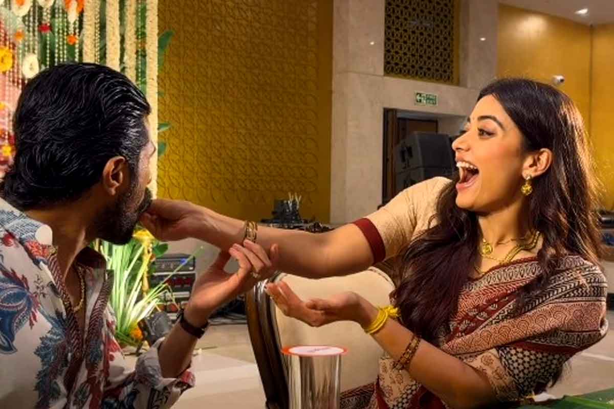 রিসেপশনের আগে ভক্তদের সঙ্গে সাক্ষাৎ, নিজের হাতে বিজয়কে খাইয়ে দিলেন রশ্মিকা