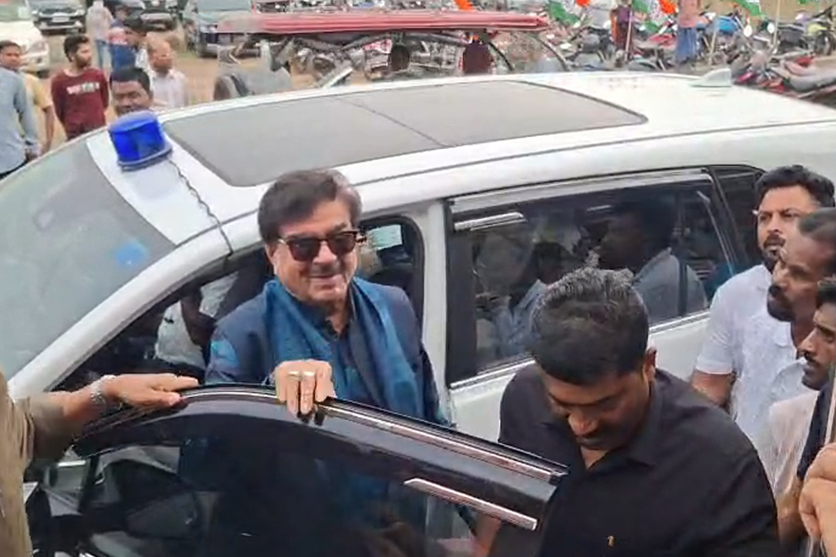 গাড়িতে নীল বাতি! শত্রুঘ্ন সিনহার বিরুদ্ধে নির্বাচনী বিধিভঙ্গের অভিযোগ, ‘চালু নেই’, পালটা সাংসদ
