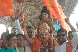 হনুমান বেশে কাঁধে ছোট্ট রামকে নিয়ে শান্তিপুর লোকালে, ব্রিগেডে মোদির সভায় পরিযায়ী শ্রমিক