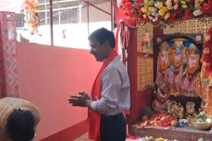 ভোট পেতে ঈশ্বর শরণে, গলায় মালা, রামনবমীতে রাম মন্দিরে শিলিগুড়ির সিপিএম প্রার্থী!