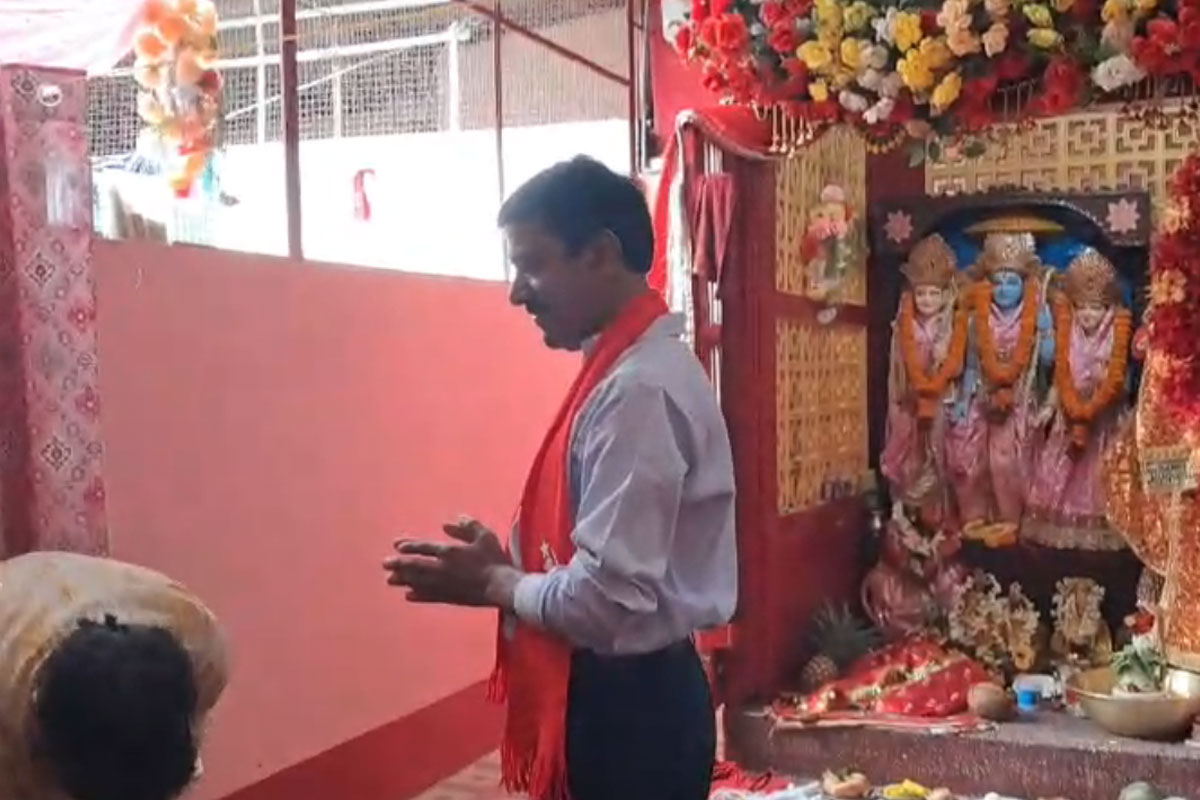 ভোট পেতে ঈশ্বর শরণে, গলায় মালা, রামনবমীতে রাম মন্দিরে শিলিগুড়ির সিপিএম প্রার্থী!