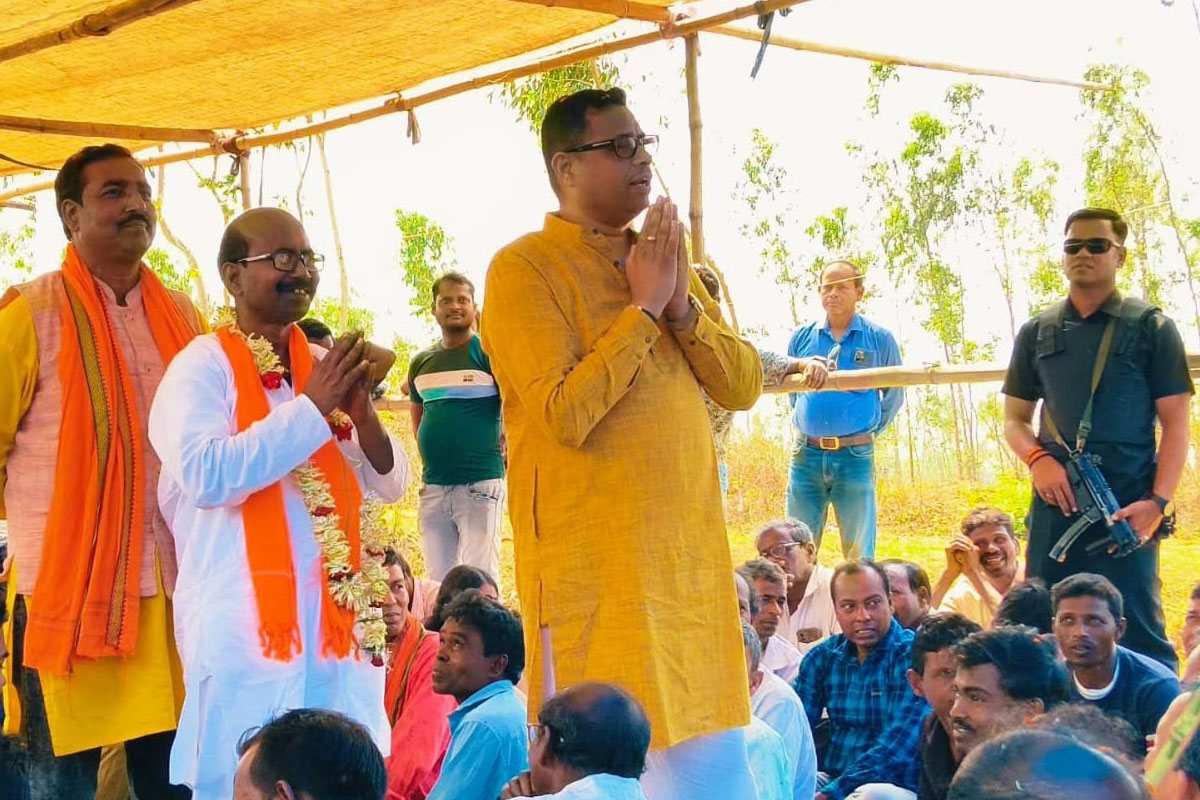‘রাগ থাকলে আমাকে চড় মারুন, তবু বিজেপিকে ভোট দিন’, প্রার্থীর প্রচারে মরিয়া সাংসদ সৌমিত্র খাঁ