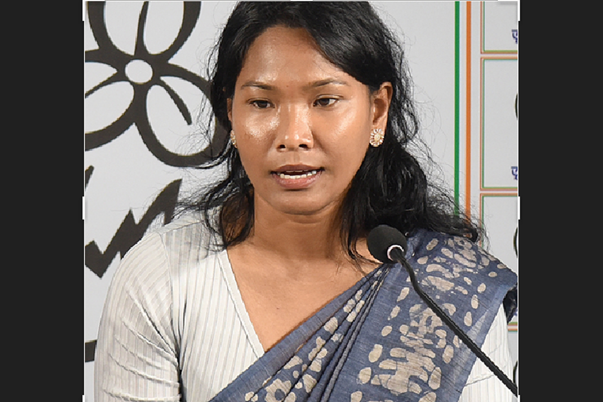 ‘নির্বাচন শান্তিপূর্ণই’, প্রার্থী হিসাবে প্রথমবার ভোট দিয়ে কমিশনকে ধন্যবাদ স্বপ্নার