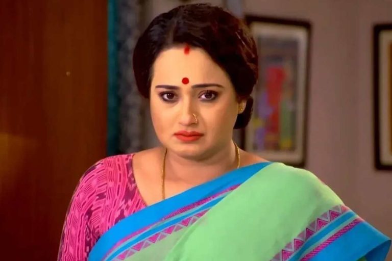 হাতে পড়েছে একাধিক সেলাই, গুরুতর শারীরিক অবস্থাতেই চলছে শুটিং, কেমন আছেন অভিনেত্রী স্বর্ণকমল?