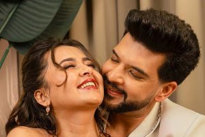 প্রাক্তনের বিয়ের পরই চুপিসারে গাঁটছড়া বাঁধলেন করণ? ছবি ঘিরে চর্চা তুঙ্গে