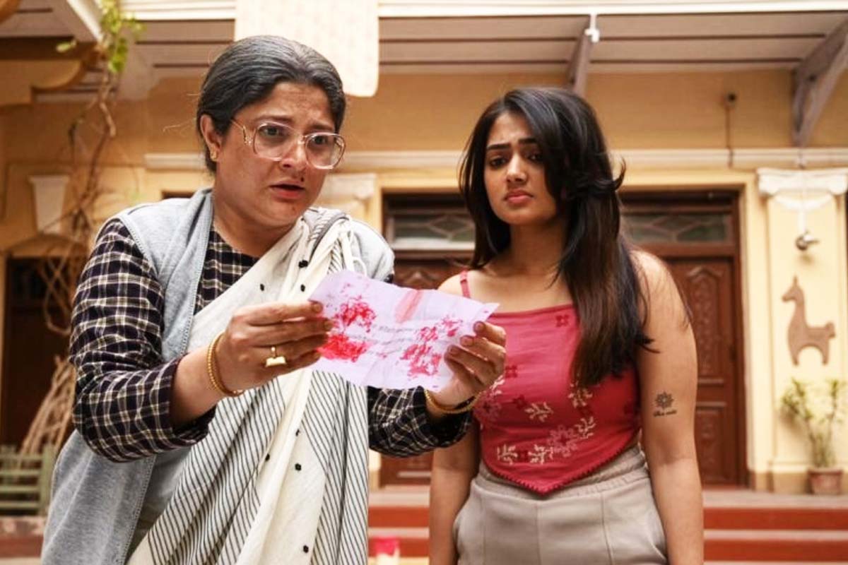 Thakumar Jhuli is a Bengali mystery thriller web series on Hoichoi.