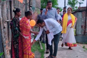 টার্গেট লক্ষ পদযুগল, প্রচারে ১৫ হাজার মানুষের পায়ে হাত দিয়ে প্রণাম তৃণমূল প্রার্থীর!